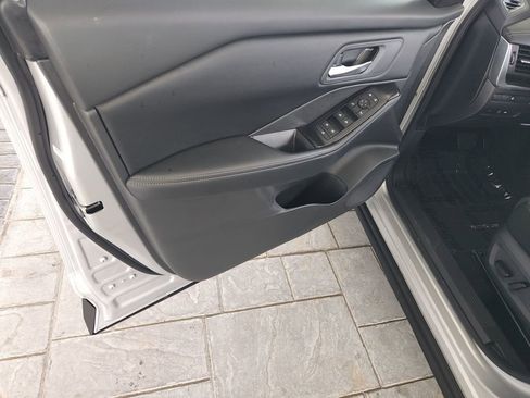 Used 2025 Nissan Rogue SV image 27