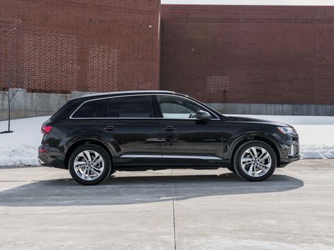 Used 2023 Audi Q7 Premium w/ Convenience Package image 3