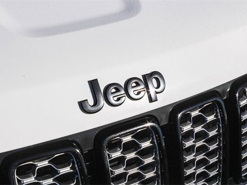 Used 2018 Jeep Grand Cherokee Altitude image 16