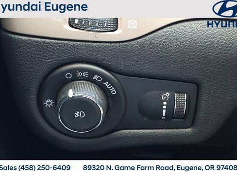Used 2018 Jeep Cherokee Latitude w/ Cold Weather Group AWD/4WD image 36