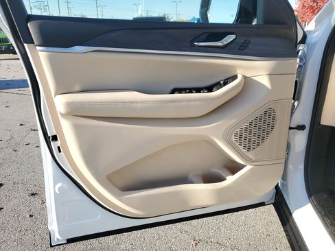 New 2025 Jeep Grand Cherokee Limited image 16