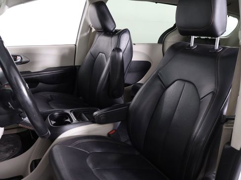 Used 2020 Chrysler Pacifica Touring-L FWD image 25