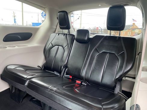 Used 2024 Chrysler Pacifica Touring-L image 15