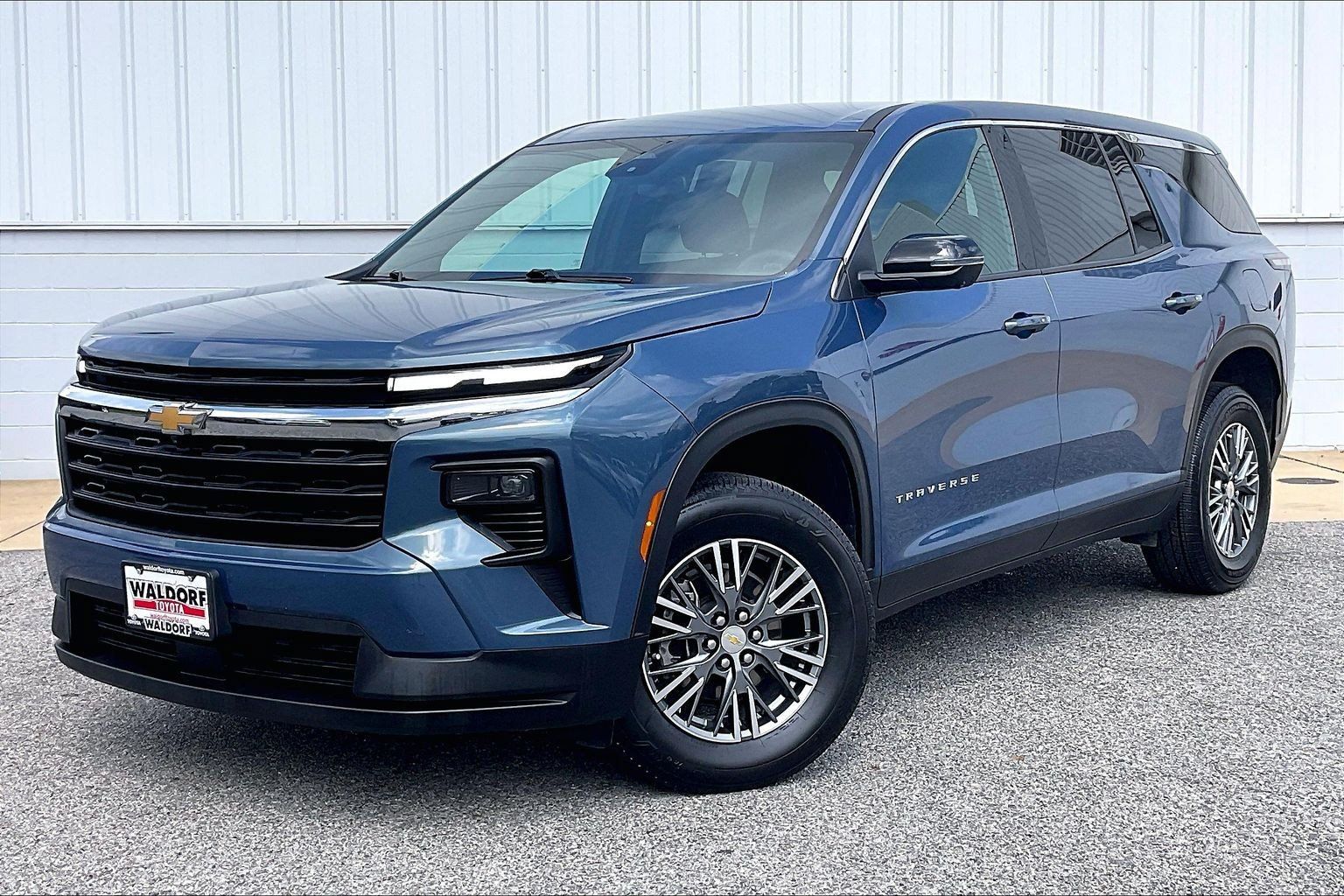 Used 2024 Chevrolet Traverse LS FWD image 2