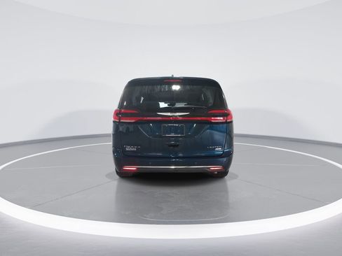Used 2022 Chrysler Pacifica Limited image 7