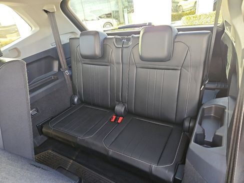 Used 2022 Volkswagen Tiguan SE image 10