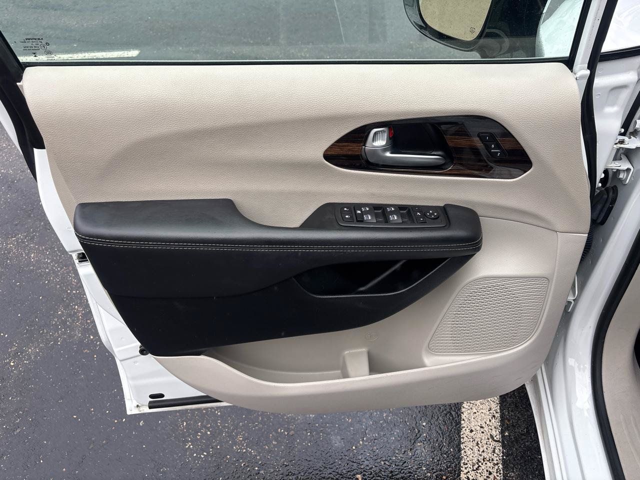 Used 2023 Chrysler Pacifica Limited FWD image 9