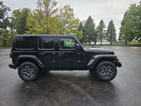 Used 2025 Jeep Wrangler Unlimited Sahara AWD/4WD image 7