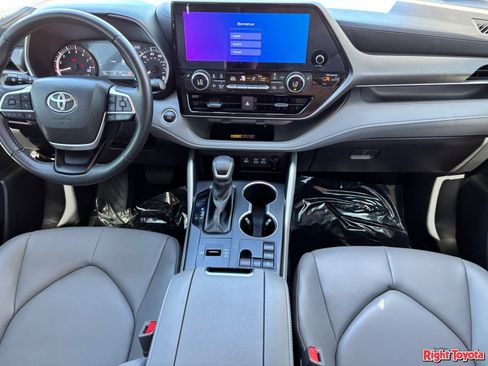 Certified 2025 Toyota Highlander XLE FWD image 18