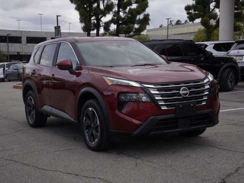 Used 2025 Nissan Rogue SV AWD/4WD image 2