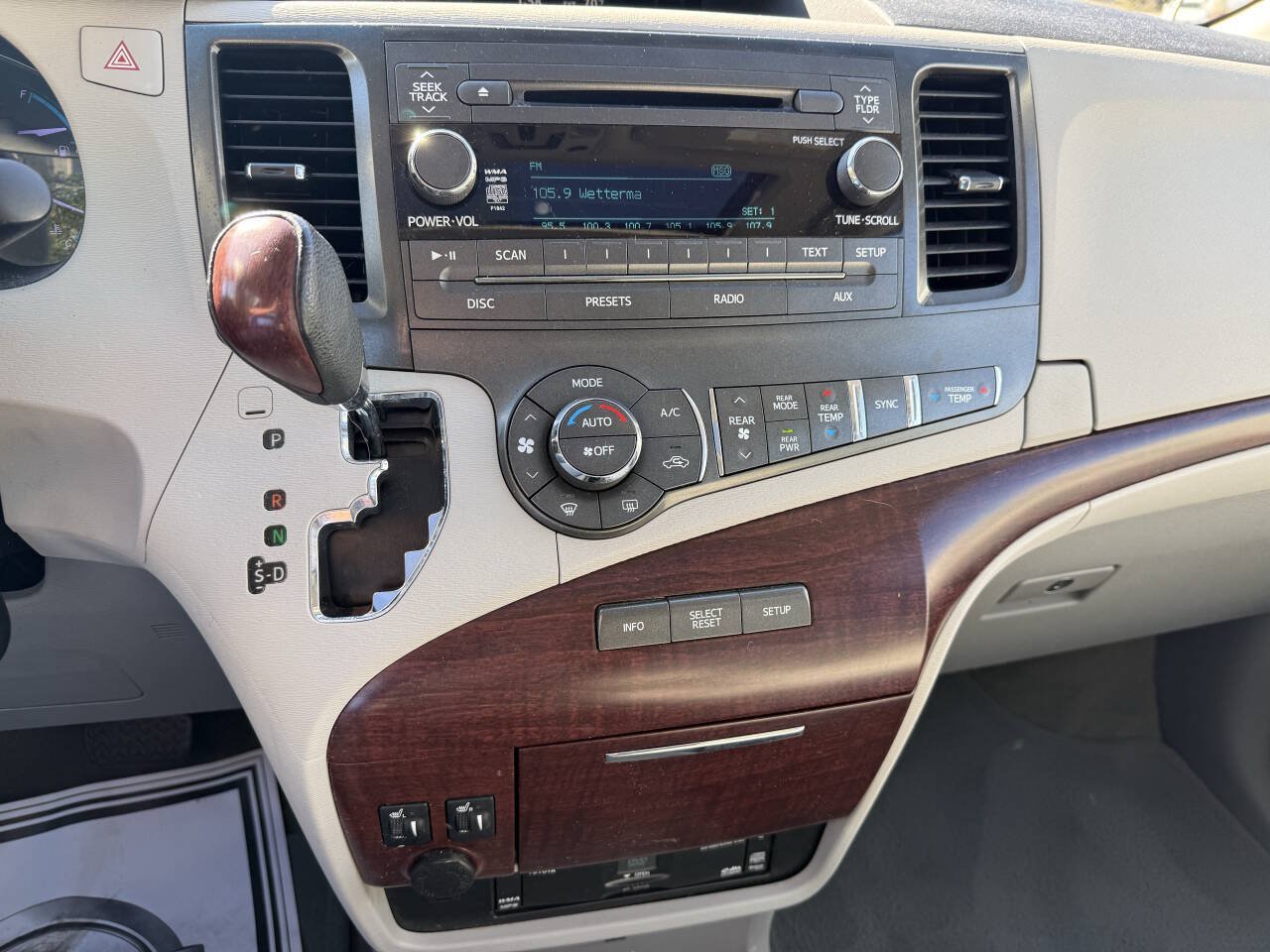 Used 2011 Toyota Sienna XLE w/ Entertainment Pkg FWD image 12