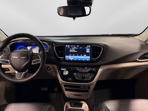 Used 2023 Chrysler Pacifica Touring-L image 22