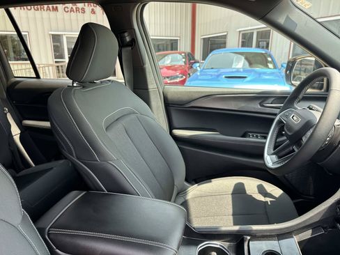 Used 2025 Jeep Grand Cherokee Laredo RWD image 10