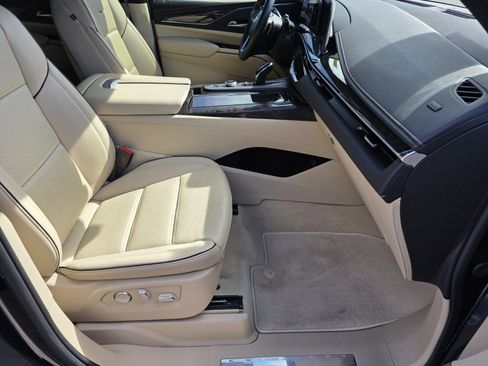 Used 2023 Cadillac Escalade Premium Luxury image 3
