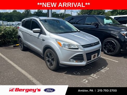 Used 2016 Ford Escape SE w/ Equipment Group 201A AWD/4WD image 1