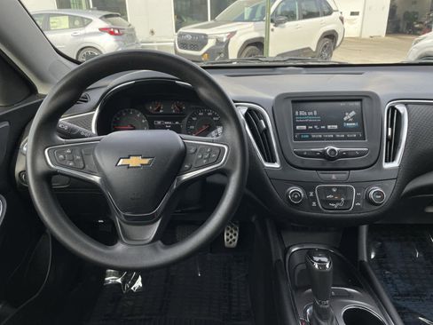 Used 2017 Chevrolet Malibu LT FWD image 18