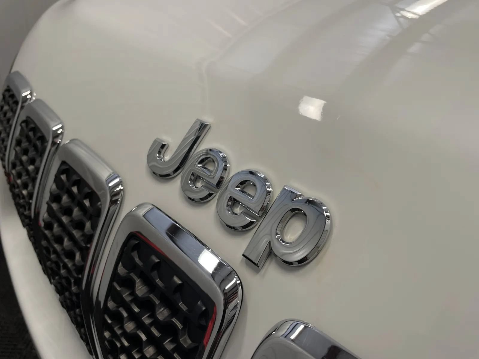Used 2021 Jeep Cherokee Latitude Plus AWD/4WD image 7