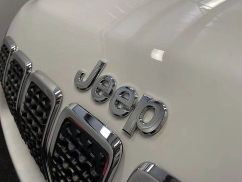 Used 2021 Jeep Cherokee Latitude Plus AWD/4WD image 7
