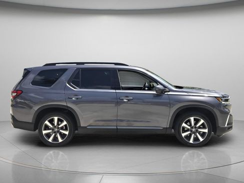 Used 2024 Honda Pilot Touring image 3