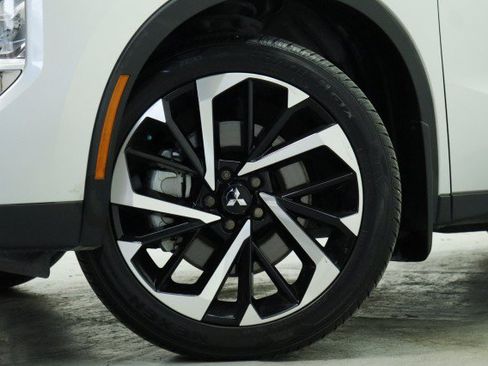 Used 2024 Mitsubishi Outlander SE FWD image 3