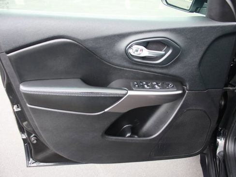 Used 2020 Jeep Cherokee Latitude Plus FWD image 9