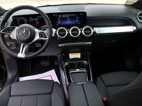 New 2025 Mercedes-Benz GLB 250 4MATIC image 36