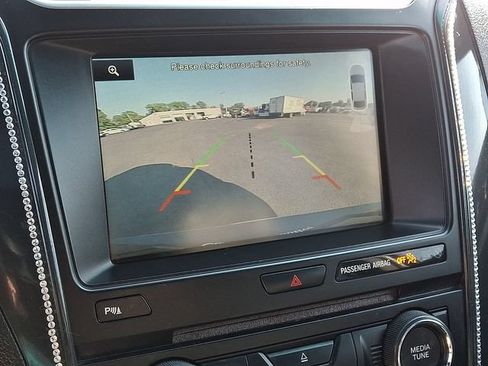 Used 2016 Ford Explorer XLT w/ Equipment Group 202A AWD/4WD image 4
