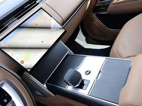 Used 2025 Land Rover Range Rover Long Wheelbase SE image 19