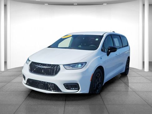 Used 2024 Chrysler Pacifica Limited FWD image 3
