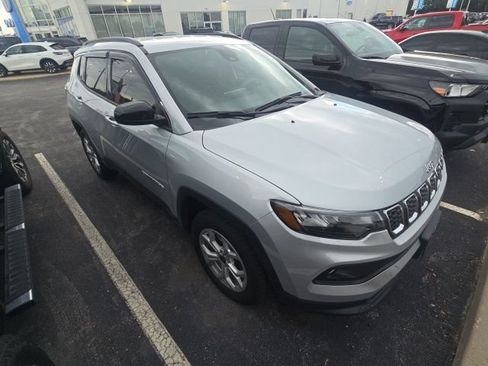 Used 2025 Jeep Compass Latitude AWD/4WD image 3