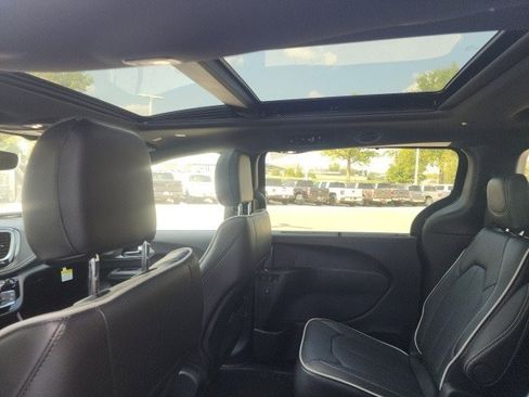 New 2026 Chrysler Pacifica Limited w/ S Appearance Package image 2