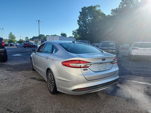 Used 2018 Ford Fusion SE w/ Fusion SE Technology Package FWD image 3