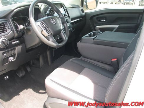 Used 2024 Nissan Titan SV AWD/4WD image 3