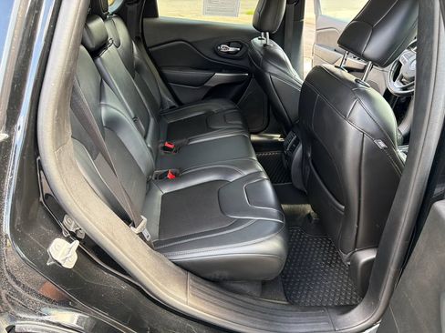 Used 2019 Jeep Cherokee Latitude Plus w/ Cold Weather Group AWD/4WD image 39