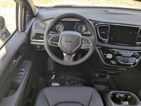 New 2025 Chrysler Voyager LX image 13