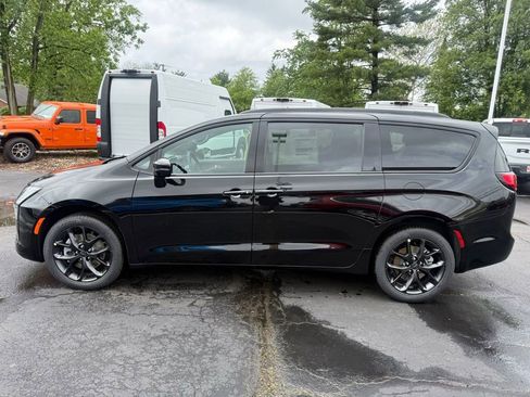 New 2027 Chrysler Pacifica Limited w/ S Appearance Package AWD/4WD image 6