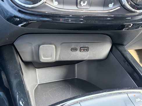 Used 2025 Chevrolet Trax LT w/ LT Convenience Package image 27