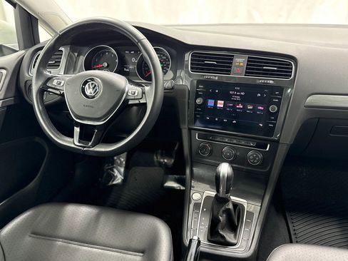 Used 2019 Volkswagen Golf SE image 16