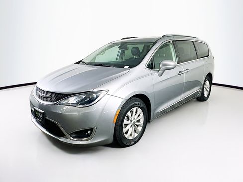Used 2019 Chrysler Pacifica Touring-L FWD image 3