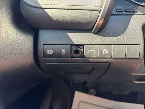 Used 2018 Toyota Camry LE w/ Convenience Package FWD image 18