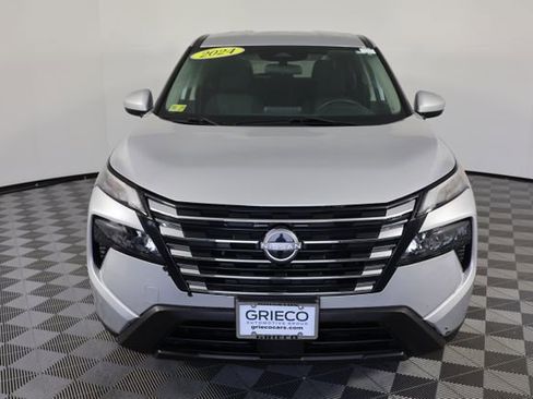 Used 2024 Nissan Rogue SV image 3