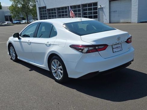 Used 2022 Toyota Camry LE FWD image 5