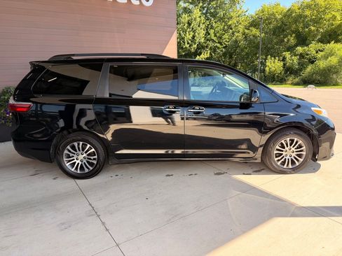 Used 2018 Toyota Sienna XLE w/ XLE Navigation Package FWD image 8