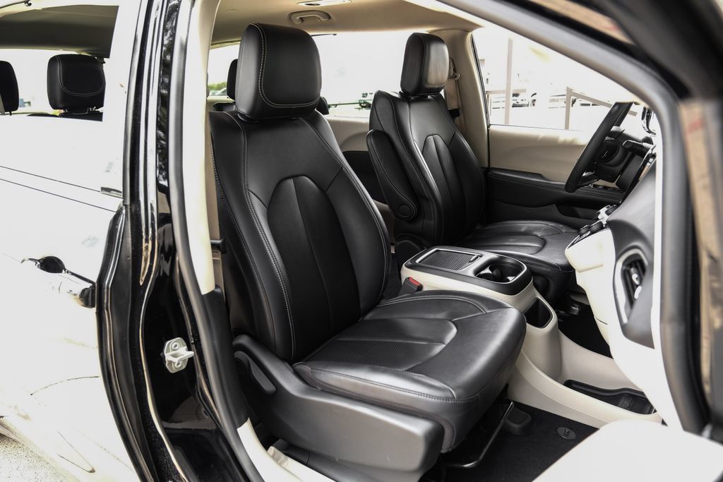 Used 2024 Chrysler Pacifica Touring-L FWD image 47
