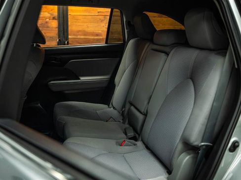 Used 2020 Toyota Highlander LE FWD image 11