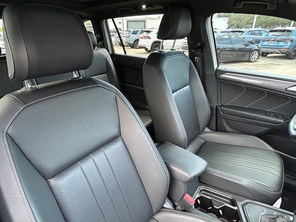 Certified 2023 Volkswagen Tiguan SE R-Line FWD image 39