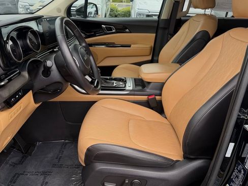 Used 2024 Kia Carnival EX FWD image 18