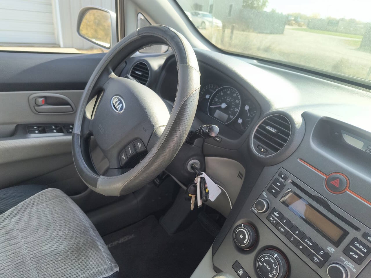 Used 2008 Kia Rondo FWD image 32