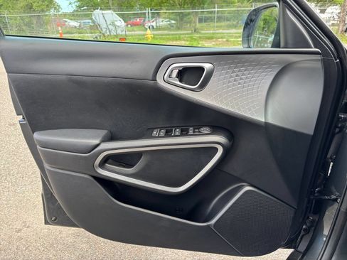 Used 2025 Kia Soul LX w/ LX Technology Package FWD image 20