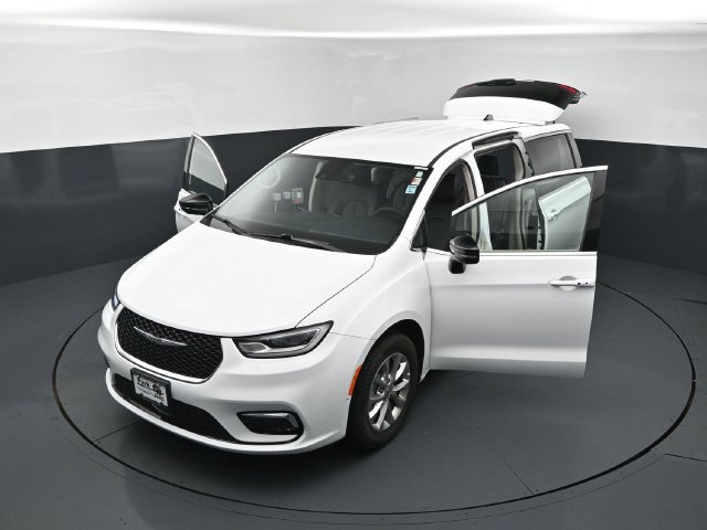 Used 2024 Chrysler Pacifica Touring-L AWD/4WD image 26